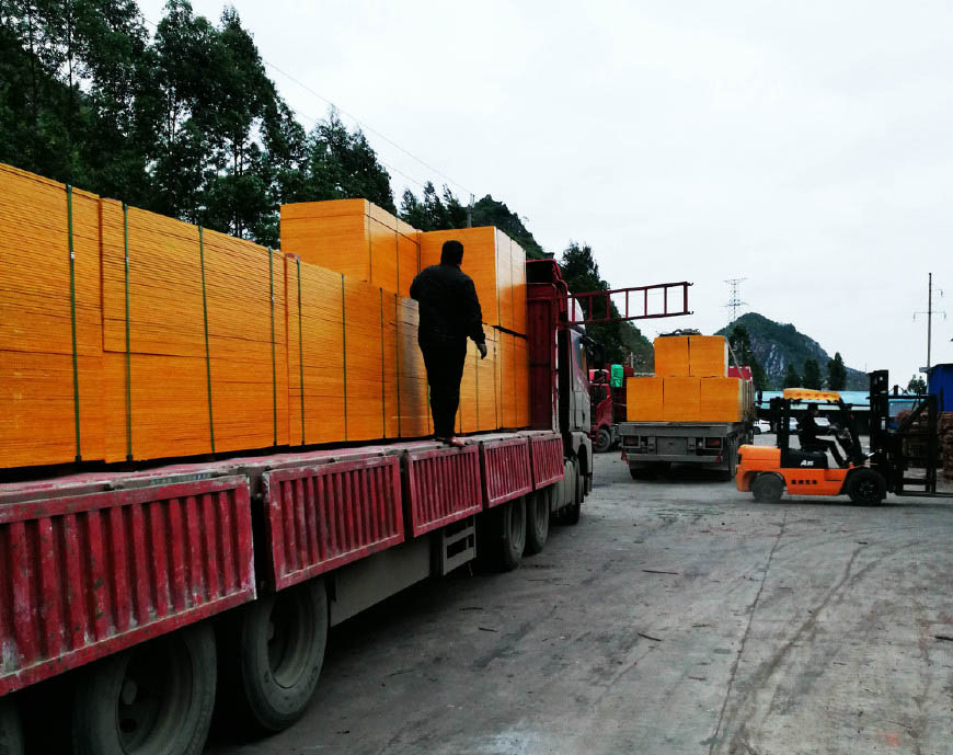 100萬的建筑模板訂單量發(fā)往湖南岳陽(yáng)！